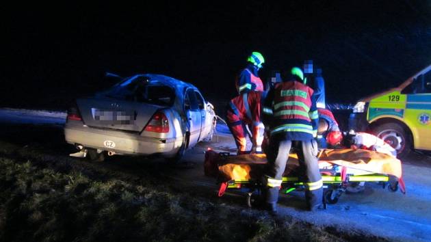 Nehoda Mercedesu v Halenkovicích: tři zranění, z toho dva těžce