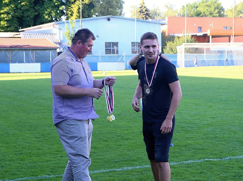 Fotbalisté Slušovic "B" si postupové oslavy nechali na domácí zápas s Potečí.