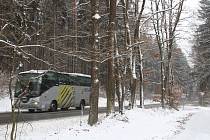 Sníh v pondělí komplikoval dopravu na některých místech v kraji