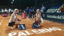 Nejvíce zápasů a úspěchů v sezoně dosáhla hvozdenská tenista Renata Voráčová (vlevo) s o deset let mladší Švédkou Cornelií Liesterovou. Naposledy slavily vítězství v Palermu.