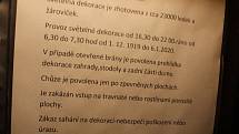 Antonín Hrbáček a jeho vánočně vyzdobený dům. Letos ledově modro-bílý.