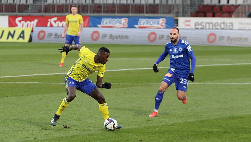 Fotbalisté Zlína (žluté dresy) zakončili dlouhou podzimní část nedělním zápasem v Olomouci.