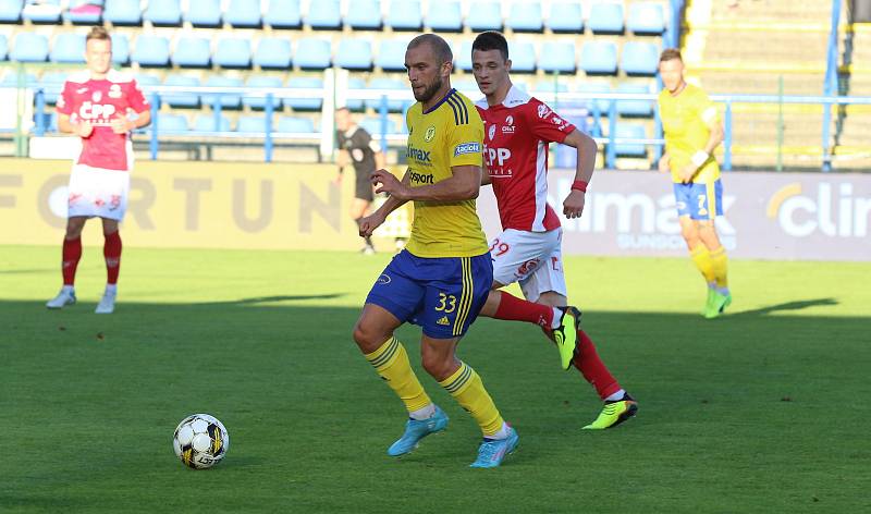 Fotbalisté Zlína (žluté dresy) v 6. kole FORTUNA:LIGY zdolali poslední Pardubice 2:1.