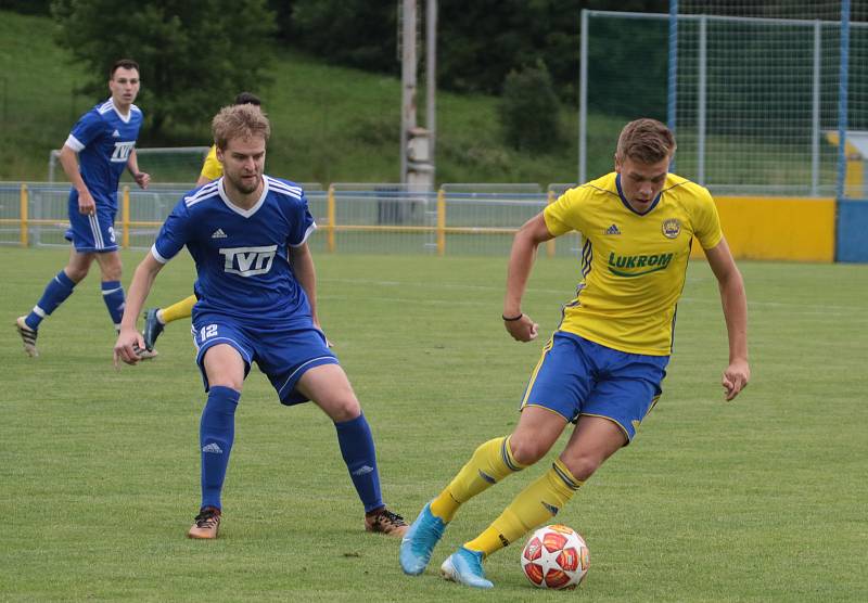 Fotbalisté Slavičína (v modrých dresech) na úvod přípravy zvítězili na Vršavě se Zlínem B 2:1