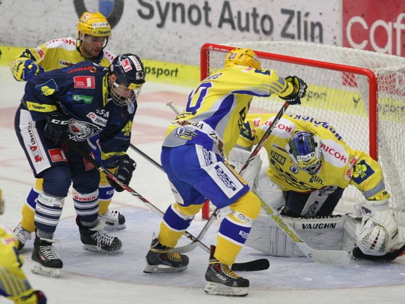 Zlínští hokejisté (ve žlutém) v rámci 13. kola extraligy doma hostili Liberec.