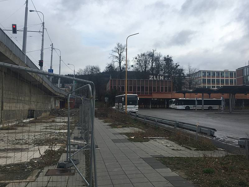 Prostor po zbourané budově EKOFERM hyzdí zlínské autobusové nádraží.