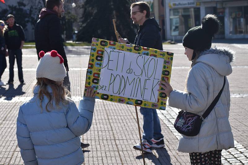 Demonstrace za návrat dětí do škol bez podmínek ve Zlíně, 7. března 2021.