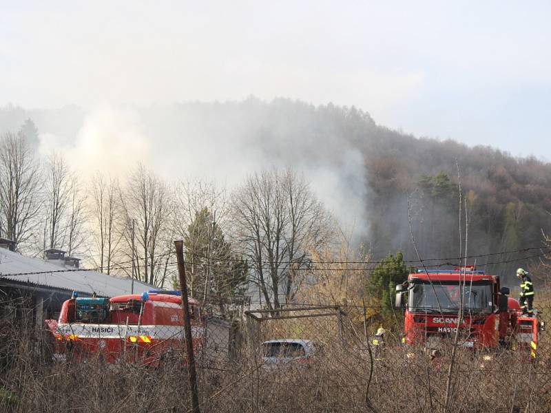 Ve Všemině hořely uskladněné plasty a pneumatiky