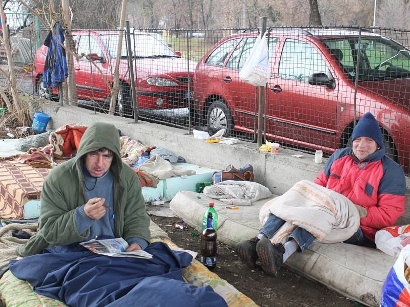 Lidé bez domova ve Zlíně prospali Vánoce třeba pod mostem