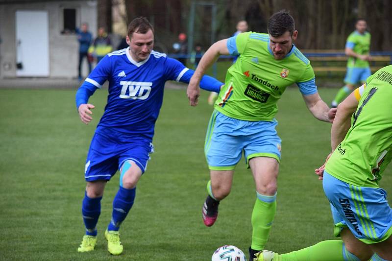 Po dvou úspěšných duelech tentokráte divizní fotbalisté Slavičína (v modrém) doma nestačili na Hranice. Lídru skupiny E podlehli po boji 1:4.