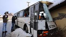 Nehoda autobusu , který naboural rodinný dům v Haluzicích.
