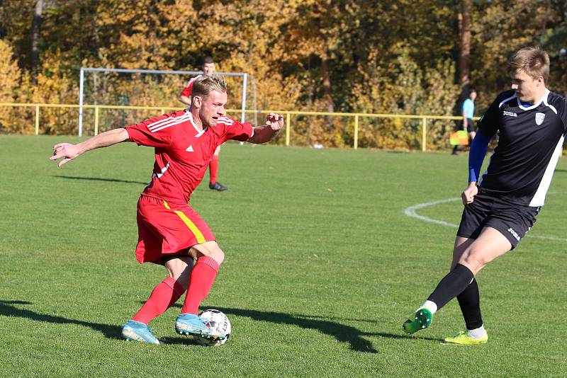 Fotbalisté Mladcové (červené dresy) v šlágru víkendu I.B. třídy skupiny B porazili Lužkovice 4:0.