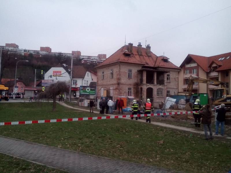 Ve Zlíně se zřítila část neobydleného domu. Ulice Sokolská je dočasně uzavřena 