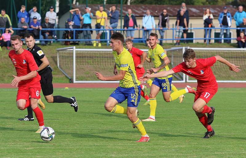 Fotbalisté Fastavu Zlín (ve žlutých dresech) se ve středu odpoledne představili v rámci Mol Cupu v Blansku.