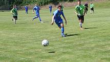 Fotbalisté Jasenné (modré dresy) smetli mužstvo Slopné 5:0.