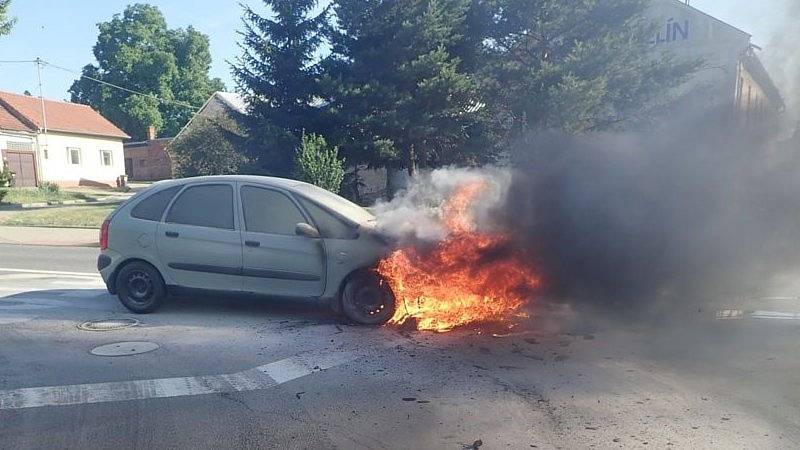 V Napajedlích vzplálo auto.