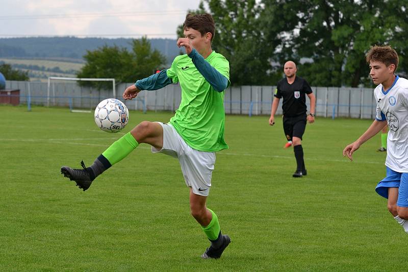 Dorostenci Tlumačova (bílé dresy) ve 3. kola krajské soutěže skupiny A podlehli Horní Lideči 1:4 a jsou bez bodu poslední.