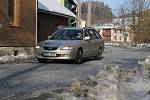 Průtah Trnavou čeká na jaře rekonstrukce. Dosavadní žulové kostky nahradí silničáři asfaltem.