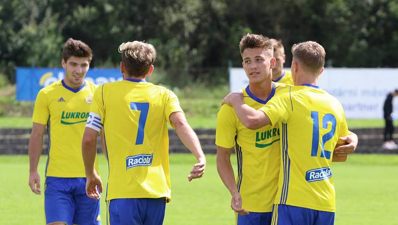 Fotbalisté Zlína B (žluté dresy) v 5. kole MSFL přehráli Znojmo 4:0. Foto: Jan Zahnaš