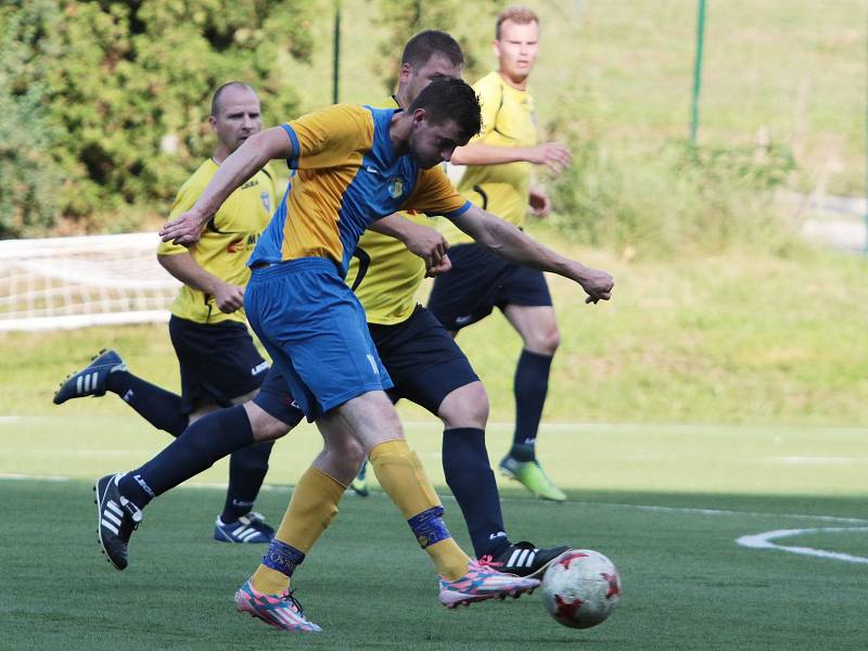 Fotbalisté Pasek (ve žlutomodrých dresech) doma ve 24. kole okresního přeboru Zlínska jasně přehráli Újezd 6:2