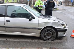 Opilý řidič v centru Zlína naboural do sloupu i auta v protisměru, pak jel dál.