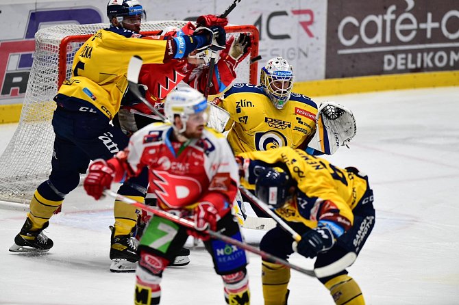 Hokejisté Zlína (žluté dresy) padli na ledě Pardubic.