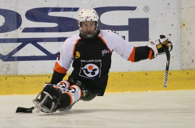 Ve Superfinále sledge hokejové ligy vyzval vítěz základní části Lapp Zlín (v černém) druhé Sharks Karlovy Vary.