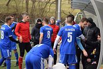 Divizní fotbalisté Slavičína (v modrém) v sobotu uhráli cenný bod. Mysleli si na všechny.