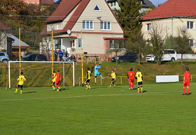 Fotbalisté Tečovic (žluté dresy) doma překvapivě přehráli Mladcovou.