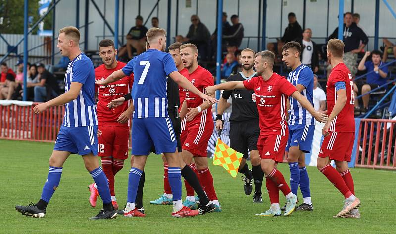 Fotbalisté Kvítkovic (modro-bílé dresy) v Mol Cupu prohráli s Třincem 1:5.