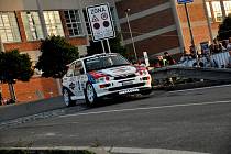 Páteční městská rychlostní zkouška na 51. ročníku Barum Rally patřila i historickým vozům a legendám.
