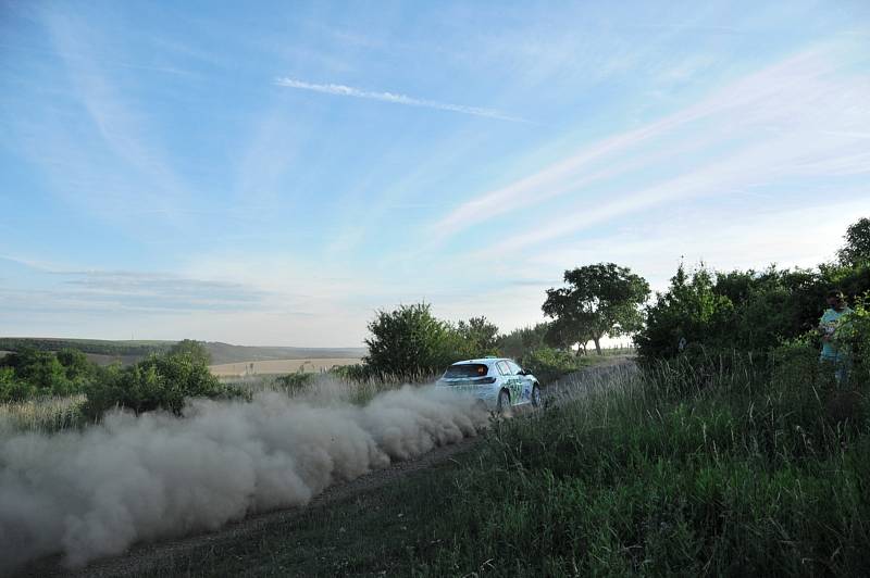 Vítězem 17. ročníku Agrotec Petronas Syntium Rally Hustopeče se stal Jan Kopecký (Škoda Fabia Rally2 evo), který o necelých sedm vteřin porazil Václava Pecha (Ford Focus WRC).