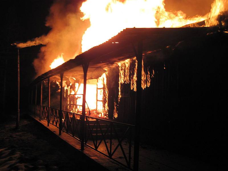 Plameny pohltily chatu ve Velké Lhotě, škoda se blíží milionu
