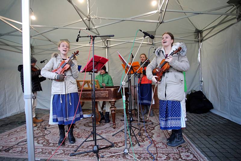 Valašský mikulášský jarmek ve Valašských Kloboukách.Cimbálová muzika Kloboučánek