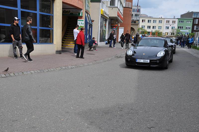 Téměř šedesátka poršáků se sjela na náměstí Míru a nechala se bez ostychu okukovat davy lidí.