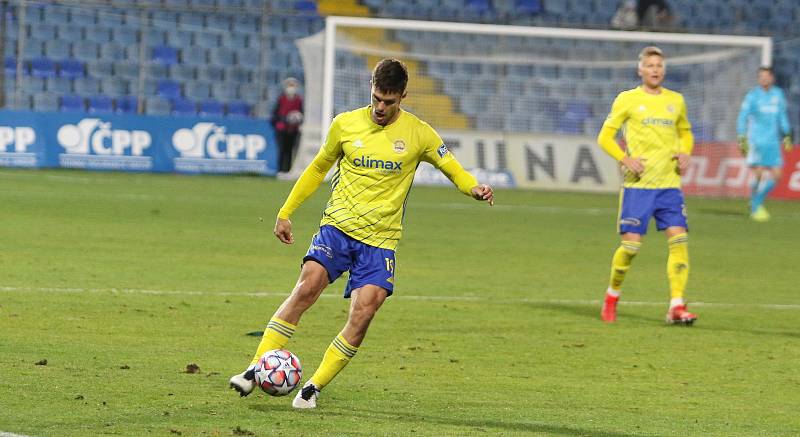 Fotbalisté Zlína (žluté dresy) v 14. kole FORTUNA:LIGY hráli s Jabloncem nerozhodně 0:0.