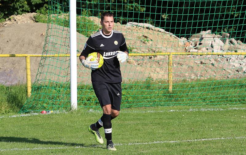 Fotbalisté Kudlova (šedé dresy) v nedělním derby podlehli Provodovu 1:2.