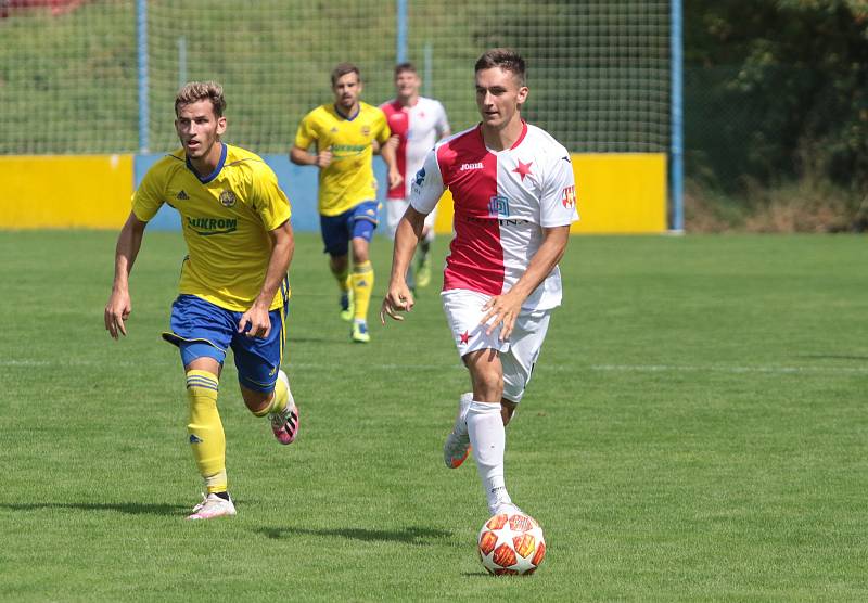 Fotbalisté Kroměříže (červenobílé dresy) remizovali na Vršavě s béčkem Zlína 1:1.