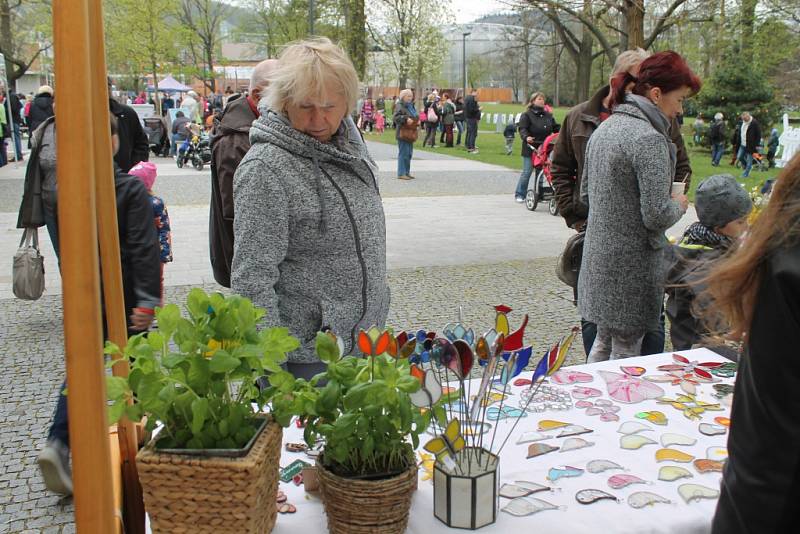 V krajském městě si mohly stovky lidí vyzkoušet i tradiční způsoby výzdoby vajíček, pletení tatarů, výrobu jarních věnců a mnoho dalšího.