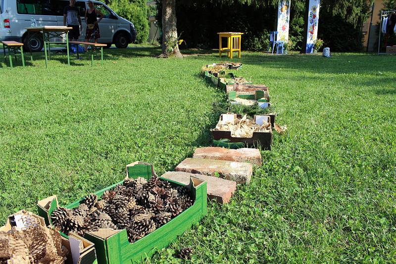 Moravské chodníčky se každoročně konají v Napajedlích. Jde o tradiční setkání folklórních souborů ze Slovácka, Valašska a Hané. Letos se sešli už po jednadvacáté.