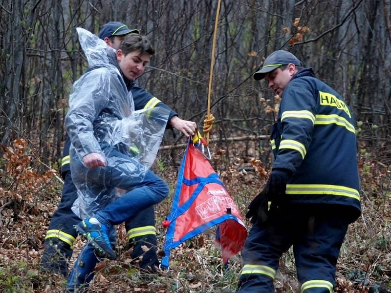 Složky Integrovaného záchranného systému z Moravskoslezského a Zlínského kraje 20. dubna společně nacvičovaly v Trojanovicích na Novojičínsku záchranu 120 lidí z lanovky vedoucí na Pustevny v Beskydech.