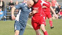 Fotbalisté Veselé doma nakonec udolali snaživého nováčka z Tlumačova (v modrém) 3:2 po penaltách.