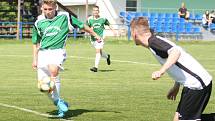 Fotbalisté Vizovic (v bílém) zaskočili v nedělním 24. kole domácí rezervu Fryštáku, kterou porazili 3:1.