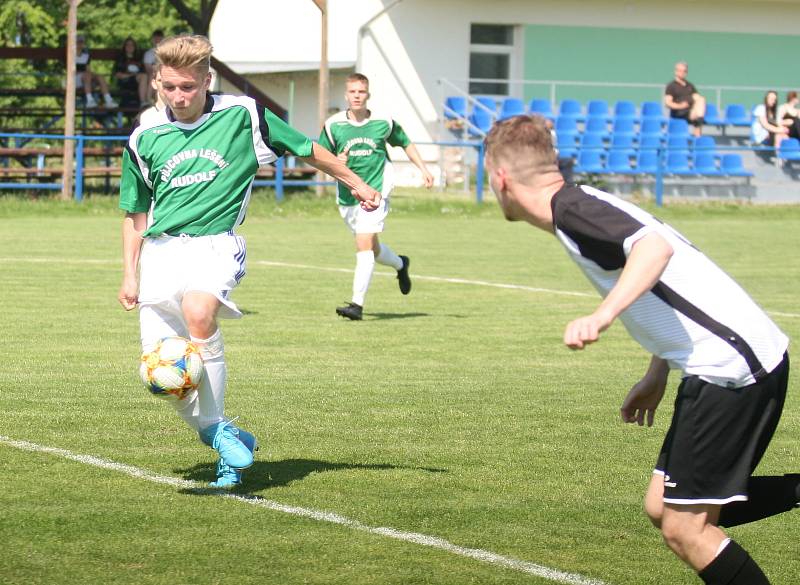 Fotbalisté Vizovic (v bílém) zaskočili v nedělním 24. kole domácí rezervu Fryštáku, kterou porazili 3:1.