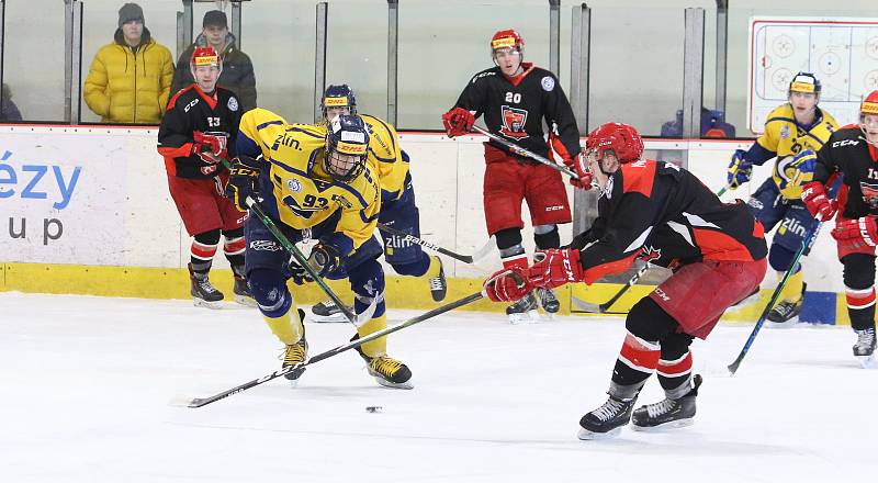 Junioři hokejových Beranů (žluté dresy) v 8. kole nadstavby prohráli s hradeckým Mountfieldem 3:5.