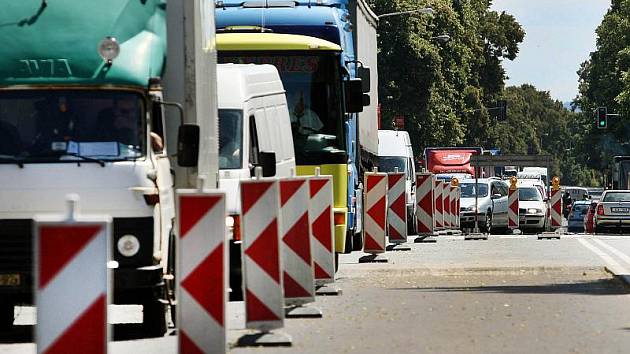 Oprava vozovky u zlínského divadla, třída Tomáše Bati