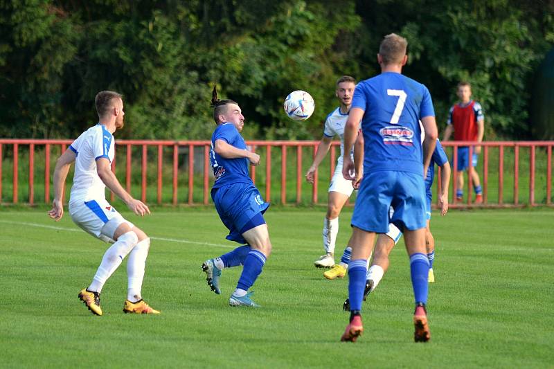 Fotbalisté Kvítkovic (modré dresy) doma prohráli s Baníkem Ostrava "B" 2:5.