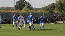 Fotbalisté Tlumačova (modré dresy) v rámci oslav výročí devadesáti let kopané v obci porazili Zdounky 2:0.