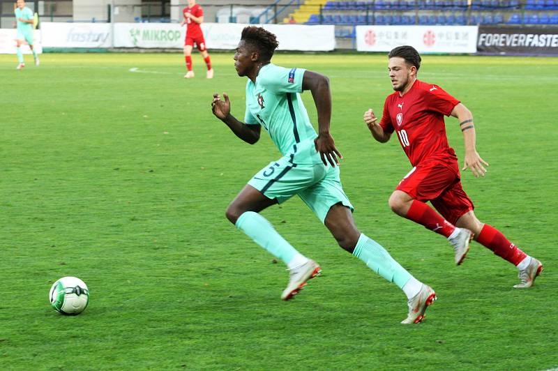 Česká fotbalová devatenáctka (červené dresy) remizovala v přípravném zápase s Portugalskem 0:0.