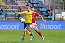 Fotbalisté Zlína (žluté dresy) ve 28. kole FORTUNA:LIGY vyzvali doma na Letné Pardubice.